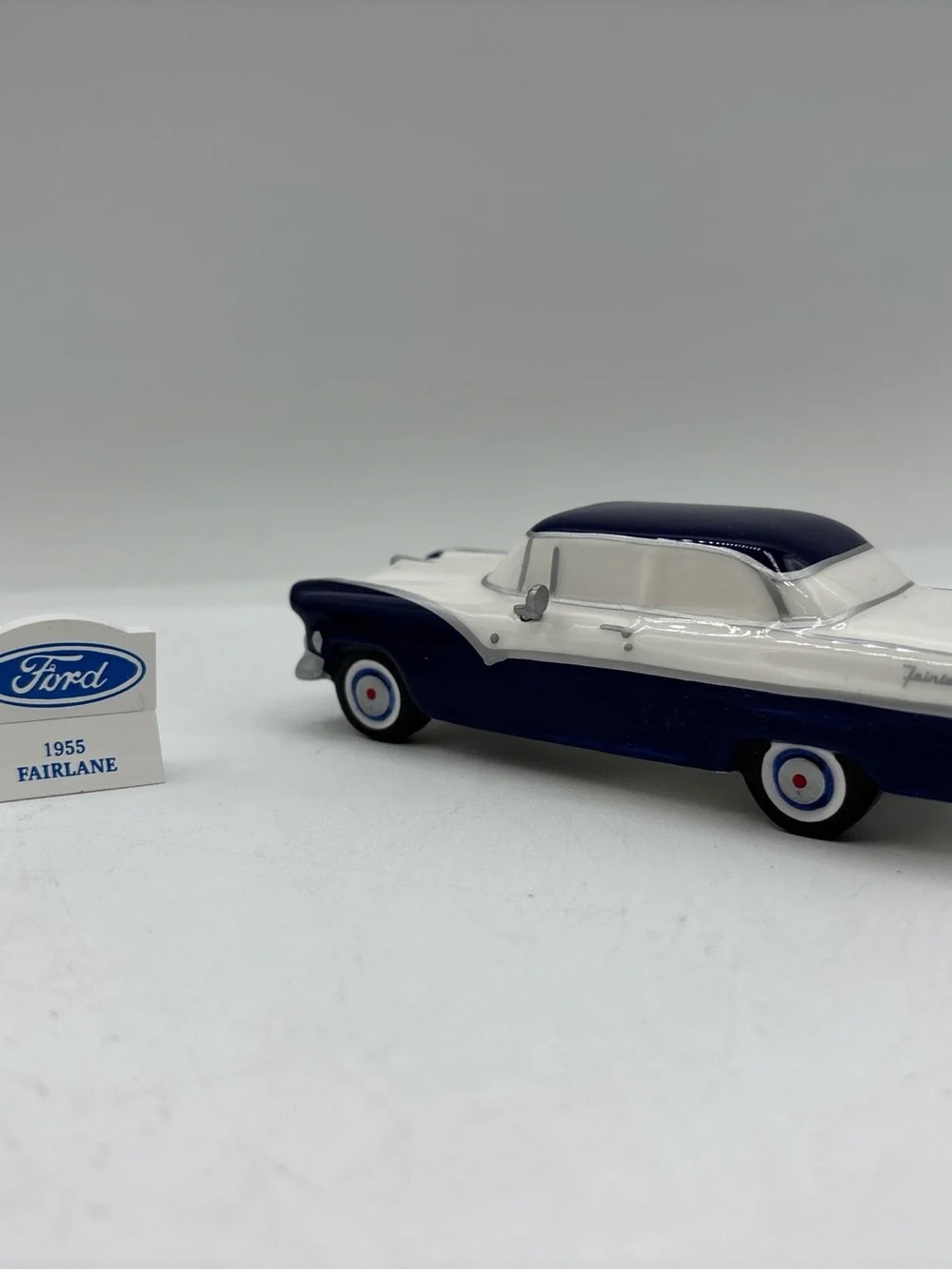 Department 56 1998 Vintage Original Snow Village 1955 Ford Fairlane 56.54950 EUC